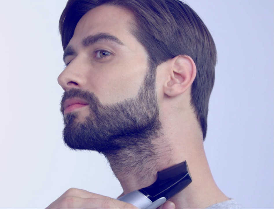 7 reglas para la barba que todos los hombres deberían seguir 7 Persona recortándose los pelos del cuello