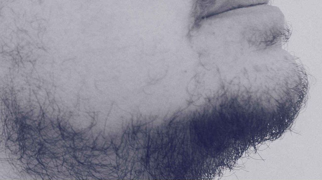 7 reglas para la barba que todos los hombres deberían seguir 2 Barba desprolija de cerca