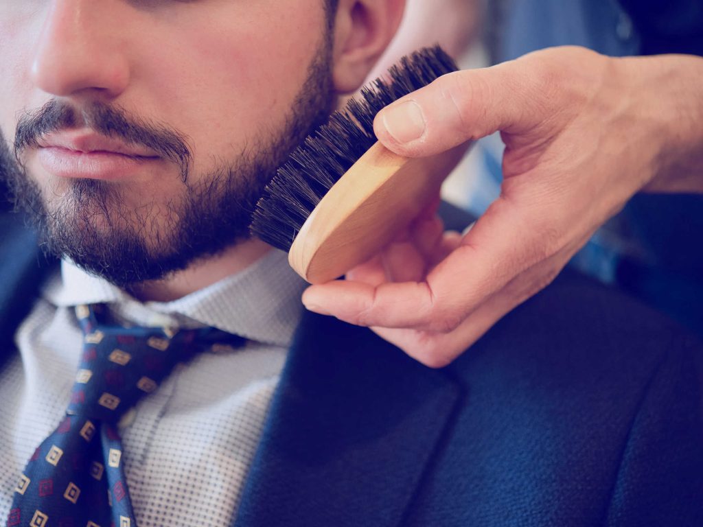 7 reglas para la barba que todos los hombres deberían seguir 8 Persona cepillándose la barba