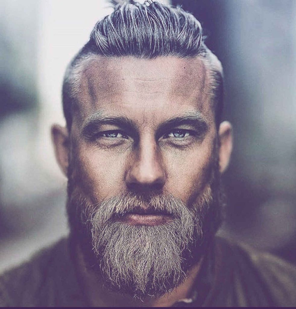 Los Secretos de las Barbas Espartanas: Guía Completa para Lucir un Look Majestuoso 3 Hombre con características de las barbas espartanas mirando a cámara