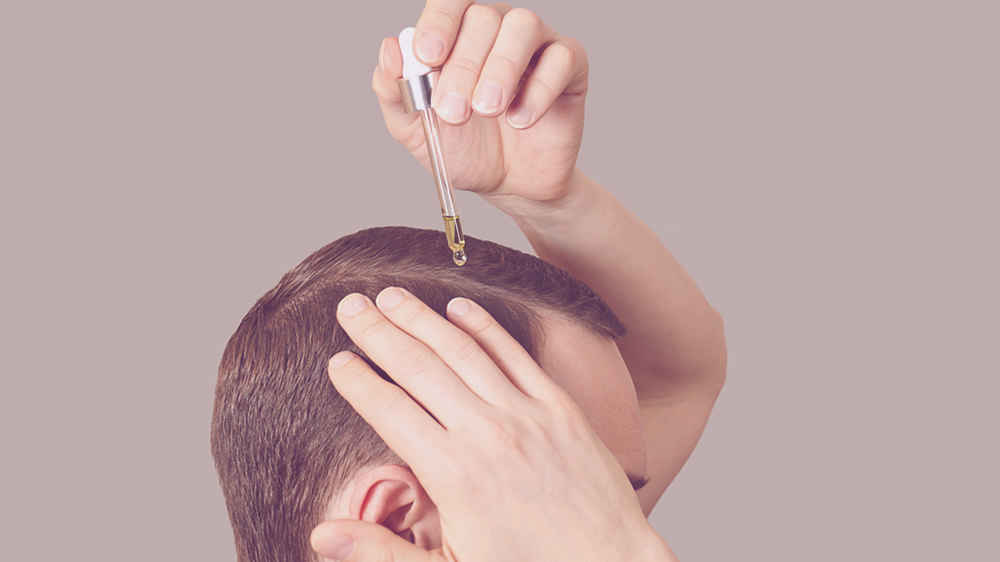 Soluciones para el cabello fino en hombres: Guía completa para un cabello fuerte y voluminoso 3 Hombre haciéndose tratamiento capilar