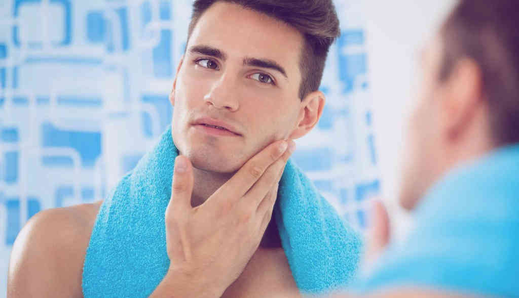 Aftershave: La clave para prevenir irritaciones y cuidar tu piel post-afeitado 1 Persona tocándose la cara después de afeitarse