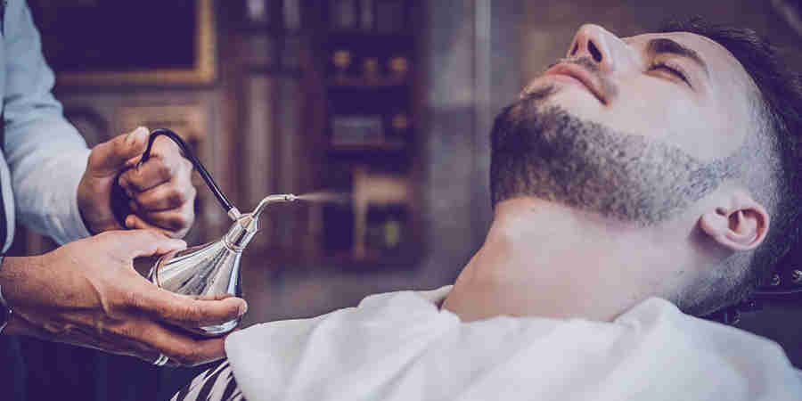 ¿Para qué sirve un aftershave? 1 Persona aplicándose aftershave
