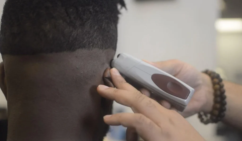 Persona cortándose el pelo con Andis ProFoil Lithium Plus