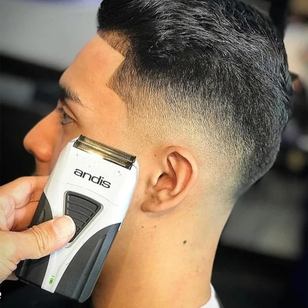 Andis ProFoil Lithium Plus 6 Persona cortándose el cabello.