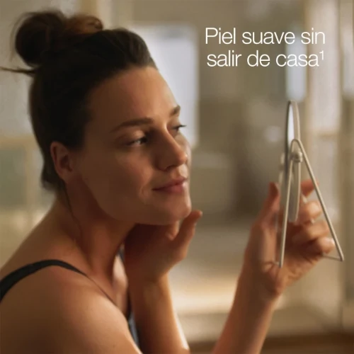 Braun Silk-expert Pro 5 14 Mujer mirándose al espejo