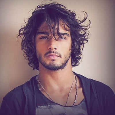 Hombre pelo largo 2